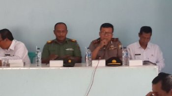Muspika Tikung Kabupaten Lamongan yang telah menggelar rapat Koordinasi di Pendopo Kecamatan Tikung. (Alimun Hakim/Bhirawa). 