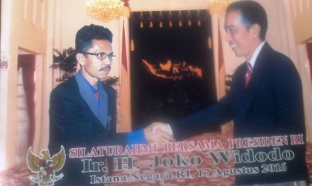 Broto Seno, Kasek SDN I Taman Kecamatan Sumbermalang  Situbondo saat diterima Presiden RI Joko Widodo di Istana Negara pada puncak peringatan HUT RI 17 Agustus lalu.