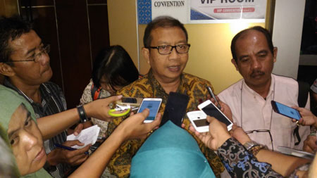 Kepala Departemen Penjualan Semen Gresik, Bambang Djoko ketika memberikan penjelasan.