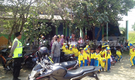 Sebanyak 40 siswa Play Group Al Amanah Blimbing Kesamben terancam belajar di luar kelas, karena Pengadilan Negeri Jombang, Rabu (31/8)  sudah melakukan eksekusi gedung sekolah mereka untuk kepentingan pembangunan Tol Jombang- Mojokerto. [ramadlan]