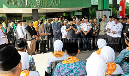 Gubernur Jatim Dr H Soekarwo memberi sambutan sekaligus melepas kloter pertama calon jamaah haji asal Kab Sumenep di Asrama Haji Sukolilo Surabaya, Selasa (9/8).