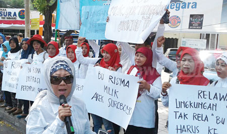  Ibu-ibu Warga Surabaya yang berunjuk rasa menolak Risma ke Jakarta, di depan Gedung DPRD Kota Surabaya, Selasa (9/8) kemarin. [Gegeh Bagus Setiadi]