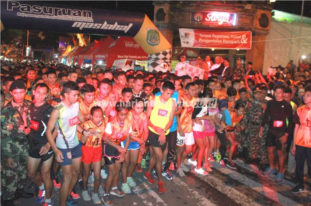 TRETES NIGHT RUN PROMOSI WISATA KELUARGA. Ketua Badan Promosi Pariwisata Daerah (BPPD) Kabupaten Pasuruan, Lukas Cahyabuana bersama Asisten 1, Abdul Munif melepas peserta lomba lari Tretes Night Run 2016 di kawasan Tretes, Kecamatan Prigen, Kabupaten Pasuruan, Sabtu (6/8) malam. Tretes Night Run 2016 yang diikuti lebih dari 800 peserta dari kalangan umum dan pelajar melombakan lari malam 10 K. Tretes Night Run yang merupakan rangkaian hari Jadi Kabupaten Pasuruan ke 1.087 dan HUT RI ke 71 ini untuk memperkenalkan Tretes sebagai wisata keluarga serta memperkenalkan wisata Tretes dari segi kuliner. [Hilmi Husain/bhirawa]