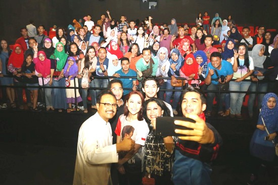 Wagub Jatim Drs H Saifullah Yusuf berfoto wefie dengan para pemain film '3 Srikandi' dan Lilies Handayani berlatar belakang penonton.