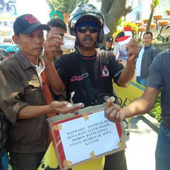 Sejumlah demonstran dari Gabungan LSM mengumpulkan dana keprihatinan untuk Panwaslih di simpang empat Jln Diponegoro- Jl.Imam Bonjol Kota Batu.