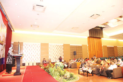 Bude Karwo menyampaikan sambutan sebelum membuka Penyuluhan Gemar Membaca Kader PKK Desa se Jatim yang diselenggarakan di Hotel Oval Surabaya.