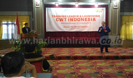 Alexi Moratov dari Mosco salah seorang pendiri CWT ketitika berpresentasi di Surabaya.