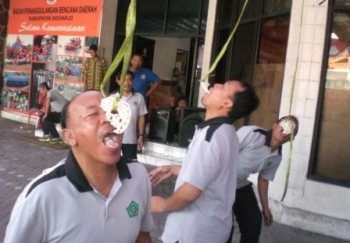 Sejumlah pegawai BPBD Sidoarjo mengikuti lomba makan krupuk untuk menyemarakkan HUT kemerdekaan RI.  [Ali kusyanto/bhirawa]