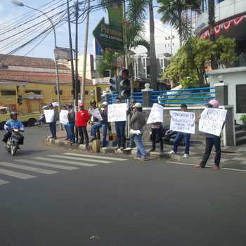 Sejumlah aktivis dari Aliansi LSM Kota Batu saat melakukan aksi demonstrasi dan keprihatinan di simpang 4 BCA, Jl.Panglima Sudirman.