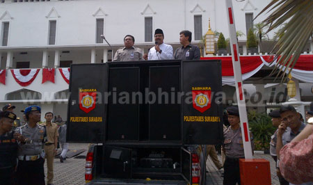 Wakil Gubernur Jatim, Saifullah Yusuf Ketika menerima petani tebu di halaman Kantor Gubernur Jatim di Jl Pahlawan Surabaya.