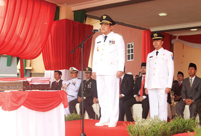 Wali Kota Pasuruan, Drs H Setiyono M.Si bertindak sebagai inspektur upacara pada HUT ke 71 Kemerdekaan RI di GOR Untung Suropati Kota Pasuruan.