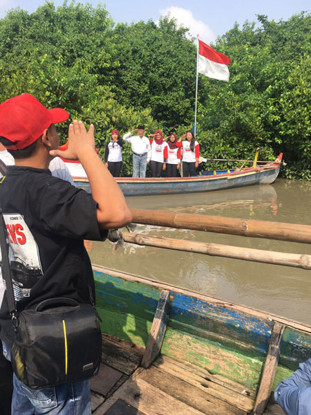 Warga Surabaya dari berbagai komunitas menggelar upacara Hari Kemerdekaan RI ke-71 di kawasan hutan mangrove Wonorejo, Rabu (17/8) kemarin. [gegeh bagus]