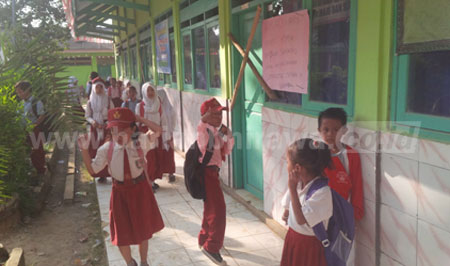 Siswa SDN 1 Robatal Sampang tak bisa melakukan kegiatan belajar mengajar karena lokasi sekolahnya disegel oleh pemilik tanah, Kamis (18/8).