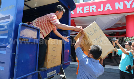Pemkot Surabaya memberikan bantuan kepada sejumlah korban bencana banjir bandang yang terjadi di Kabupaten Trenggalek. Pelepasan penyerahan bantuan dilakukan di Taman Surya  Balai Kota dan dihadiri oleh Wali Kota Surabaya Tri Rismaharini, Kamis (18/8).