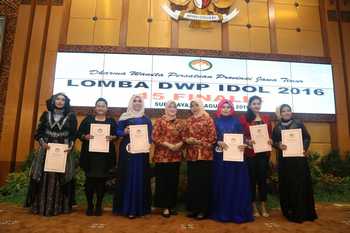 Ketua-dharma-wanita-persatuan-prov-jatim-berfoto-bersama-dengan-para-pemenang-DPW-Idol.