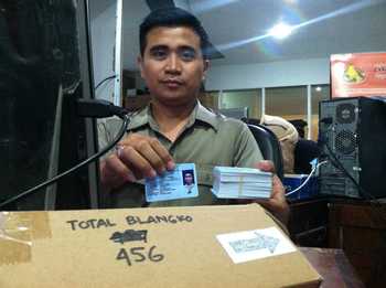 Petugas Dispendukcapil Kota Surabaya menunjukkan blangko e-KTP yang dapat pinjaman dari Dispendukcapil Kota Batu, Selasa (2/8) kemarin. [Gegeh Bagus Setiadi/bhirawa] 