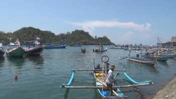 Nelayan Pantai Sendangbiru Desa Tambakrejo, Kec Sumbermanjing Wetan, Kab Malang tidak berani mencari ikan di tengah laut akibat cuaca buruk.