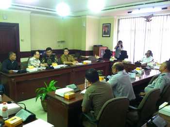 Empat orang Perwakilan Manajemen Go-Jek Indonesia, menghadiri rapat dengar pendapat di DPRD Kota Surabaya, Senin (22/8) kemarin. [gegeh bagus setiadi/bhirawa]