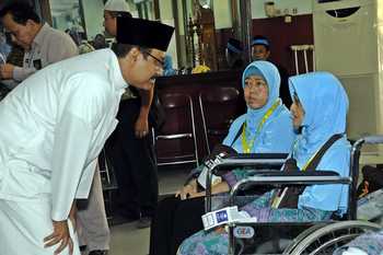 Gus Ipul menyapa jamaah calon haji kloter 32 Embarkasi Surabaya di Asrama Haji Sukolilo Surabayam yang akan berangkat ke Tanah Suci.