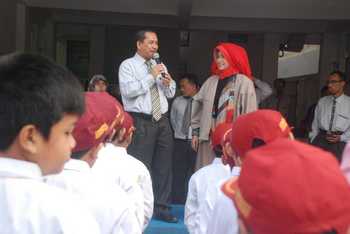 Neno Warisman didampingi Kepala Sekolah SD Muhammadiyah 4 Pucang, Eddy Susanto saat memberikan wawasan kepada para siswa di halaman sekolah. [trie diana/bhirawa]