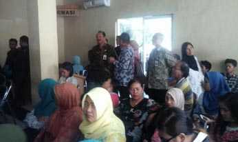 Kepala Disnakertransduk Jatim, Dr H Sukardo melangsungkan inspeksi ke beberapa kantor Dispenduk Capil untuk mengetahui progress pelaksanaan e-ktp yang ada di Kab/kota di Jatim.