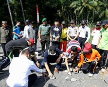 Bupati Lumajang,Drs.As at Malik saat melakukan peletakan batu pertama sebagai tanda pelaksanaan program padat karya insfrastruktur yang bertempat di Desa Condro Kecamatan Pasirian .