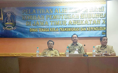 Kepala Disnakertransduk Jatim, Dr H Sukardo (tengah) didampingi Kabid Pelatihan dan Produktivitas, Drs Suhartoyo saat membuka pelatihan alih kerja di Sidoarjo.