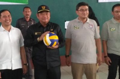 Bupati Sidoarjo Saiful Illah saat membuka turnamen bola voli antar pelajar Indomaret-Milo Volleyball Tournament 2016. 