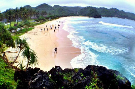 Pantai Srau menjadi salah satu destinasi favorit wisatawan lokal dan mancanegara di Kabupaten Pacitan. Saat ini PAD dari sektor pariwasata di kabupaten ini terus meningkat seiring dibukanya JLS.