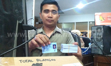 Petugas Dispendukcapil Kota Surabaya menunjukkan blangko hasil pinjaman dari Kabupaten Bangkalan dan Batu beberapa hari yang lalu. [gegeh bagus]