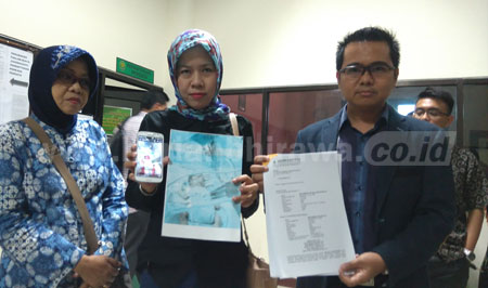 Pendaftaran gugatan terhadap RSUD dr Soetomo oleh kuasa hukum keluarga Muhammad Zafran, bayi prematur yang menjadi korban malpraktik di PN Surabaya, Rabu (25/8). [abednego]