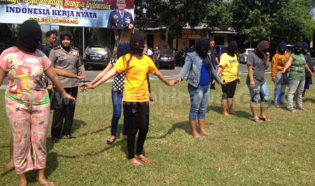 Para mucikari dan PSK yang beroperasi di Klubug Sukodadai Kabuh diajak senam di Halaman Mapolres Jombang sebelum dikirim ke panti milik Dinsos di Kediri, Rabu (24/8). [ramadlan]