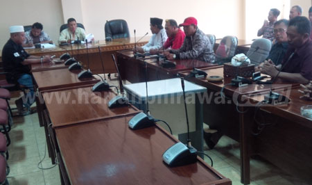 Anggota Aliansi LSM saat mengadukan masalah Kantor Panwaslih ke DPRD Kota Batu