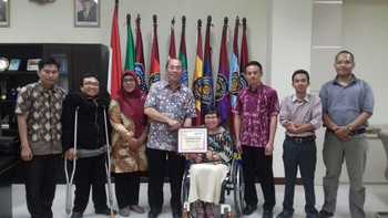 Rektor UM Surabaya mendapat penghargaan dari Ketua D-Care Wuri Handayani atas inisiatifnya memberikan beasiswa bagi penyandang difabel. [ adit hananta utama/bhirawa]
