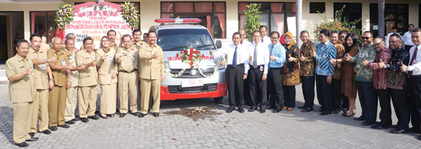 Kepala Disnakertransduk Jatim, Dr H Sukardo bersama Direktur Utama Bank Jatim, R Soeroso berfoto bersama dengan jajaran Disnakertransduk dan Bank Jatim usai penyerahan CSR berupa bantuan satu unit ambulan.
