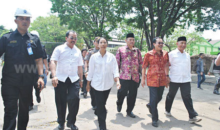 Menteri BUMN Rini Soemarno bersama dirut PTPN X dan Dirut Bank Bank BUMN saat softlaunching Kartu Tani di PG Tjukir Diwek Jombang. [ramadlan]