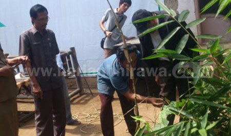 Tim khusus dari Sulawesi Selatan yang dating ke Bondowoso untuk menyaksikan pusat kerajinan bambu. [Samsul Tahar]