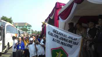 Suasana pemberangkatan jamaah calon haji (JCH) dari Kota Malang , Selasa (30/8) kemarin.