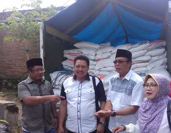 Komisi B DPRD Kabupaten Malang Kuswantoro Widodo (kanan) bersama H Hadi Mustofa (kiri) saat menunjukkan beras raskin banyak kutu, di salah satu rumah warga, di Desa Toyomarto, Kec Singosari, Kab Malang. (cahyono/bhirawa)