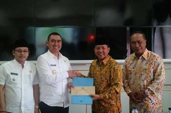 Wali Kota Malang HM. Anton dan Wakil Walikota Malang Sutiaji, memberikan cindera mata kepada Walikota Palangakaraya HM. Riban Satia.