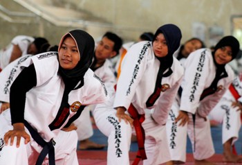 Atlet tarung derajat Jatim dan Jabar berlatih bersama di Gedung Bhakti Raga Surabaya, Rabu (3/8). 