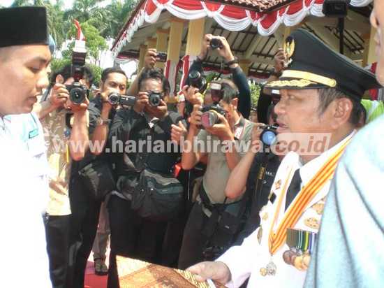 Bupati Saiful Ilah menyerahkan secara simbolis SK Remisi pada Napi di Sidoarjo. [alikus/bhirawa]