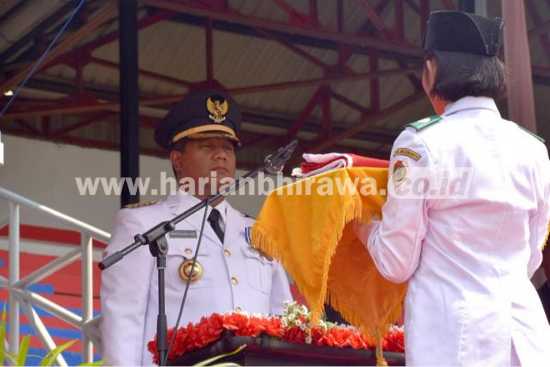 Bupati Mojokerto Mustofa Kamal Pasa (MKP) menyerahkan bendera untuk dikibarkan. [kariyadi/bhirawa].