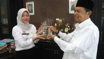 Wali Kota Mas'ud Yunus menerima plakat penghargaan yang diterima Drg Citra dari Presiden Jokowi. [kariyadi/bhirawa]