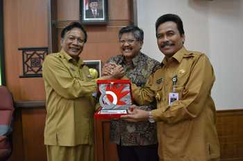 Didampingi Wabup Moh. Qosim, Bupati Gresik Sambari Halim Radianto terima penghargaan Smart City Nusantara 2016. [kerin ikanto/bhirawa]