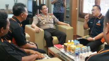 Ketua DPD Nasdem Gresik, H Syaiful Anwar tangannya menunjuk berbicara dengan Kapolres Gresik AKBP Adex Yudiswan.