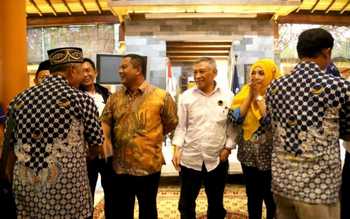 Bupati MKP bersama Ketua DPD Nasdem Jatim Efendi Choiri saat halalbihalal bersama kader di Mojokerto. [kariyadi/bhirawa]