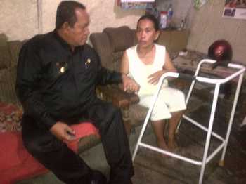 Wawali Suyitno mengunjungi kediaman Rifkah seorang warga penderita stroke, Senin (29/8) kemarin. [kariyadi/bhirawa]