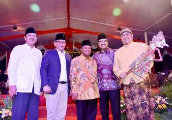 Gus Ipul (kedua dari kanan) bersama Bupati MKP, Wabup Pungkasiadi dan Hasto Kristianto, Sekjend DPP PDIP dalam pagelaran Wayang Nusantara. [kariyadi/bhirawa]