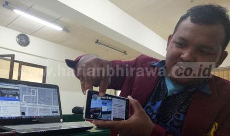 Wisnu Candi Abdi Kusumo, mahasiswa Prodi Teknik Informatika Untag Surabaya menunjukkan inovasinya berupa aplikasi pencari masjid, Kamis (4/8). [adit hananta utama]